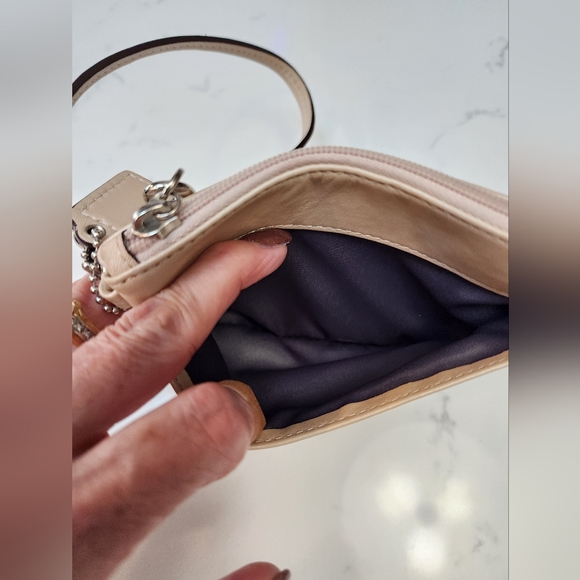 COACH Beige Pearl Soft Leather Wristlet EUC - Picture 6 of 9